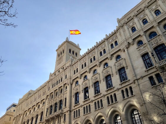 Monument avec un drapeau espagnol