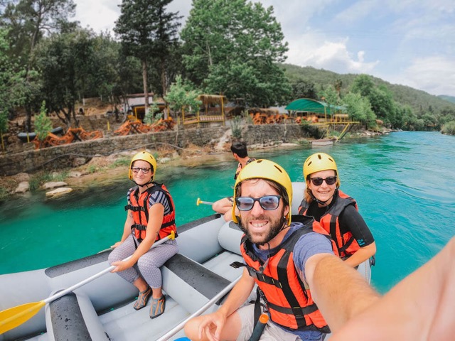 Lise, Adrien et Marie à bord d'un bateau de rafting dans le canyon de Köprülü lors d'un raid-trip en Turquie