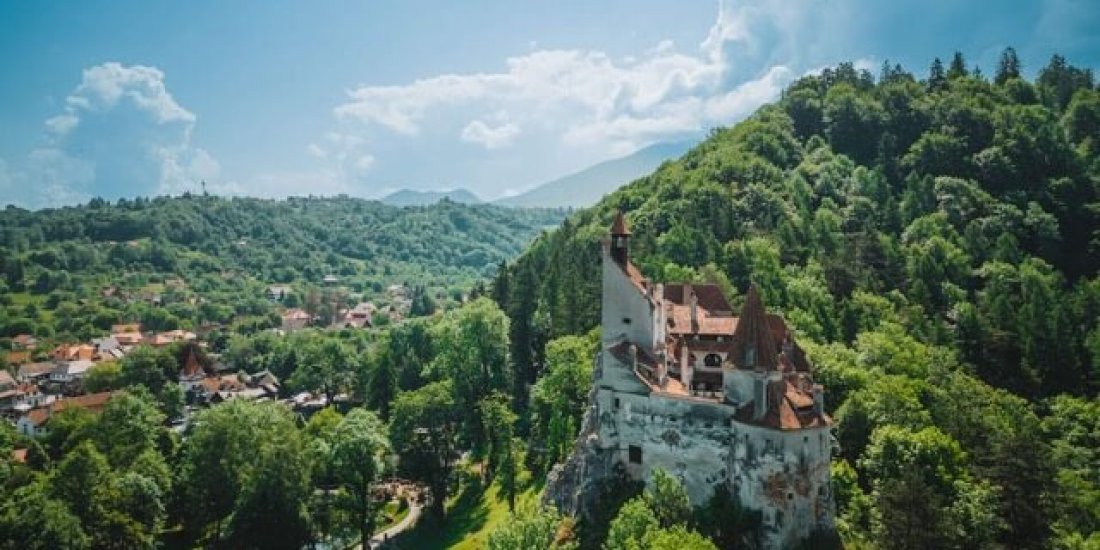 Photo aérienne du château de Bran lors d'un road trip en Roumanie
